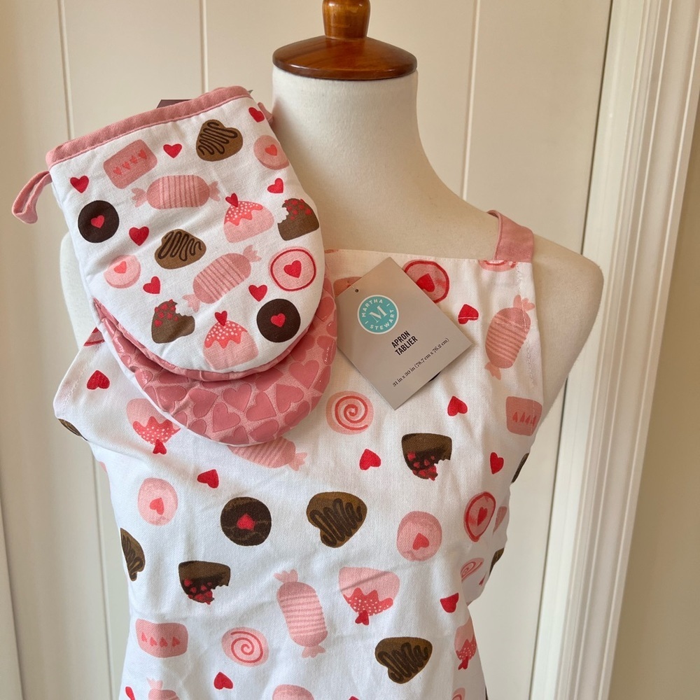 Martha Stewart Candy Apron and Hot Pad/Oven Mitt bundle set‎